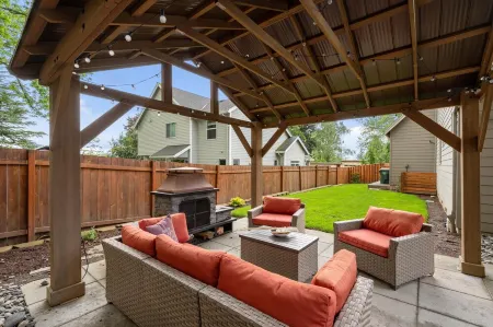 Luxurious Retreat in SW Portland with 7-Person Hot Tub – Sleeps 14 Comfortably! Отели в г. Запад Хейвен-Сильван