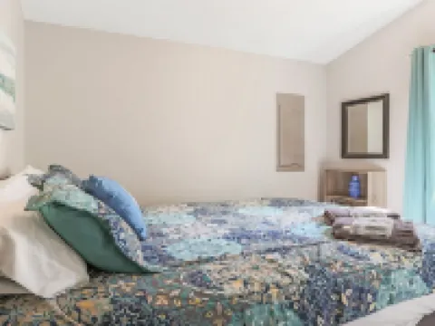 Lakefront 4Bd-2ba; Deep Water; Large Porch; 2 Night Min; Sleeps 14; Pet Friendly Hotels in Sixpound