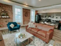 ★ Thompson Place: Premier Modern Downtown 2BR Loft