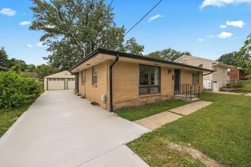Welcome to Tiny's House. Your 3 Beds, 1 Bathroom Cozy Retreat in des Moines
