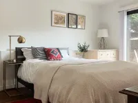 Beautifully renovated hot-tub, large fenced backyard, pet friendly