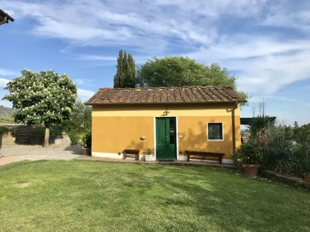 Casina MeMe in Tuscany Отели рядом с достопримечательностью «Chiesa parrocchiale dei Ss. Matteo e Colombano»