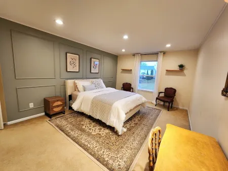 Gorgeous 4 Bed Home - Short Drive to Downtown A2