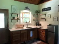 Cozy Aggie Game-Day Country Cabin w/ full porch and outdoor amenities Hotels in Madison County