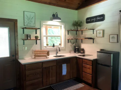 Cozy Aggie Game-Day Country Cabin w/ full porch and outdoor amenities