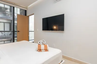Luxury 1BR Balcony&Parking, 1 Block from 5th Ave
