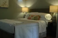 The Ridge at Langley: Villa Margo, the "butterfly" cottage Hotels near Spoiled Dog Winery