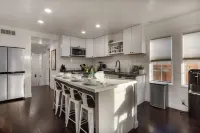 Chic 3BR/2BA Oasis + PacMan & Foosball - Sleeps 8 - Minutes to LAX + Beach +SoFi