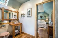 The Birdhouse - a luxurious cottage with log burner in the Highlands