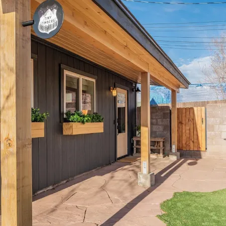 Grand Canyon Close Tiny House: 3 Block Walk to Town: Fire Pit, AC, WiFi