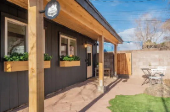 Grand Canyon Close Tiny House: 3 Block Walk to Town: Fire Pit, AC, WiFi