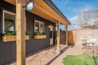 Grand Canyon Close Tiny House: 3 Block Walk to Town: Fire Pit, AC, WiFi