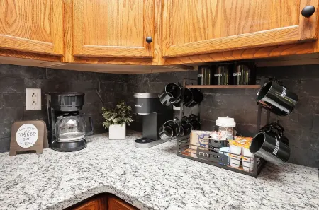 "The Hay Loft" - Hot Tub - Game Room - Fire Pit - Office - Family FUN Отели рядом с достопримечательностью «Iowa Events Center»