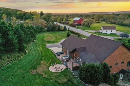 Hot Tub! Game Room! Sauna! Grill! Baraboo/Dells