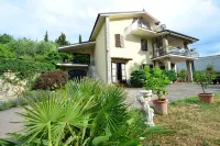 Apartment in a house with garden and view of the lake