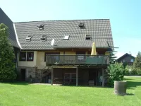 Former farmhouse in a quiet outskirts. Pets are welcome. Hotel a Aichhalden