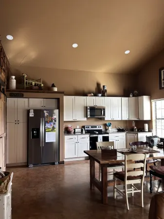 Cozy cabin that sleeps 6  with AC and WiFi on beautiful Palo Pinto lake..