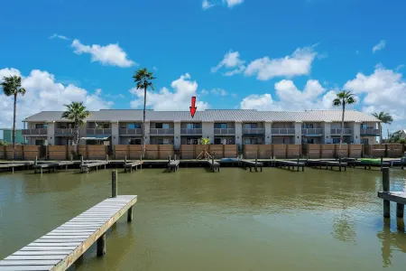 Blue Pearl- Canal Views, Boat Slip & Pool Access! Perfect Rockport Getaway! Отели рядом с достопримечательностью «Парк Рокпорт Бич»