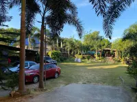 Mom's Shie Restaurant and Apartelle Hotels in Bauang