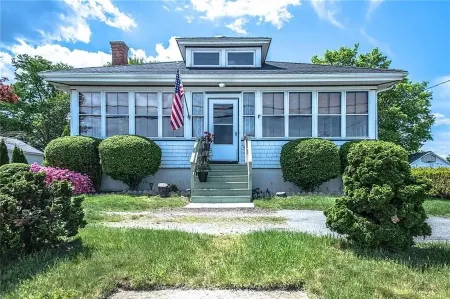 Charming 3 Bed with large backyard close to Newport Отели рядом с достопримечательностью «Публичная библиотека Мидлтаун»