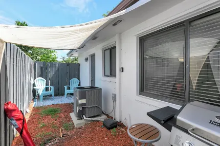 SPACIOUS 2bd, washer/dryer, private patio, grill