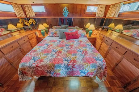Charming 2-bedroom boat in amazing Manteo WiFi, AC, fitness room, pool, kayaks