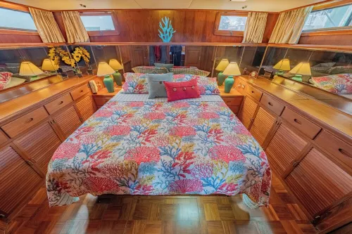 Charming 2-bedroom boat in amazing Manteo WiFi, AC, fitness room, pool, kayaks
