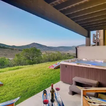 Minutes to the Slopes• Ski All Day • Hot Tub All Night • Snowy Mountain View’s