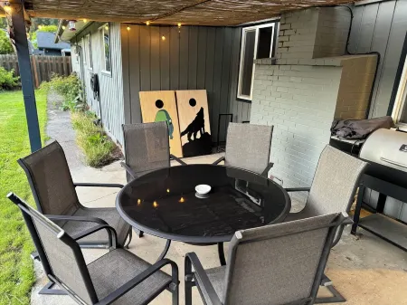 Charming 3-bedroom house in enchanting Oakridge with AC Отели в г. Окридж