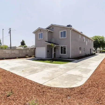 Downtown Hanford Getaway - New 4 bed, 3 Bedroom, 2.5 Bath