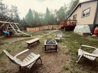 Cozy family- friendly in town house w/ a backyard, garden, BBQ, and a firepit.