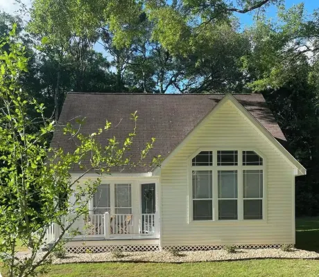 Charming 2-Bedroom Cottage Nestled Under Oak Trees