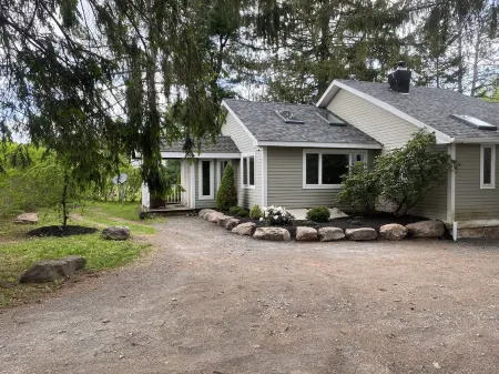 Charming Mountain Retreat Lg Mod/Kit on Stream/Fire-pit/Hot Tub