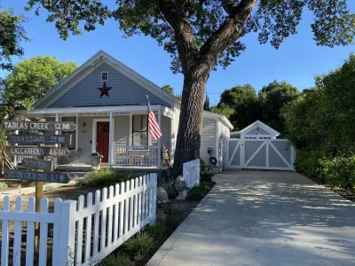 Walk only two blocks to downtown with private backyard space! Pet-Friendly! 薩利納斯河附近的飯店