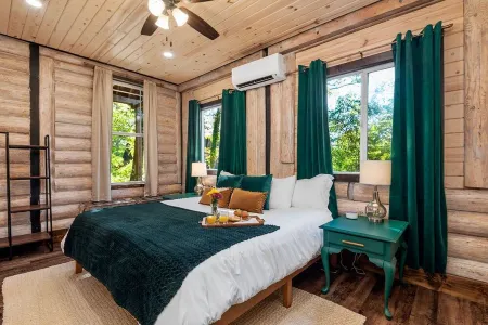 New Luxury Cabin w/ King Beds, Game Room and Fire Pit Отели в г. Юрика Спрингс