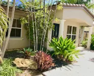 Charming Floridian Home with pool located close to Lauderdale by the Sea. Hotels near Fort Lauderdale Executive Airport