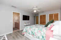 Cozy, 2nd floor apt 5 min walk to bch. PET friendly. FREE bottle of PROSECCO