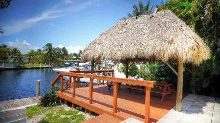 Waterfront-Semi-Detached Home, Salt Water Pool, Walk to the Beach & Center