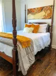 3BR on Main Street ★ Downtown Belmont ★ 5 Min Walk