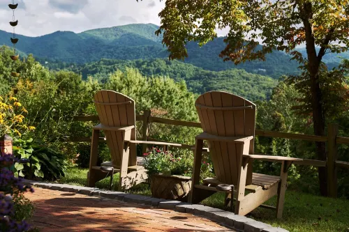 QUAINT MOUNTAIN COTTAGE-BREATH TAKING VIEWS-1.5 MILES TO DOWNTOWN WAYNESVILLE