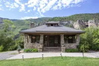 Classic 1900's Rocky Mountain Retreat Yampah Spa and Vapor Caves附近的飯店