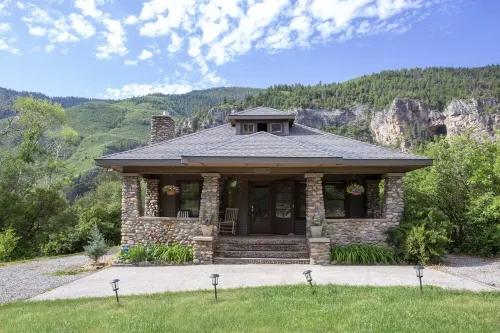 Classic 1900's Rocky Mountain Retreat with Steam Room & Sauna
