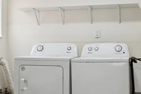 5 minutes from DTW! Отели рядом с достопримечательностью «Zap Zone»