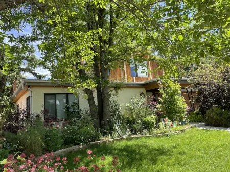 Beautiful newly updated home in Boulder! Entrance on side of house up stairs. Отели рядом с достопримечательностью «Университет штата Колорадо в Боулдере»