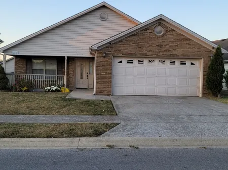 Ranch Style Spacious 3 Bedrooms w/ Jacuzzi tub Отели рядом с достопримечательностью «Кладбище Лексингтон»