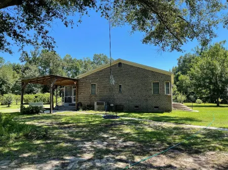Beautiful brick home w/ large porch and 3 bedrooms