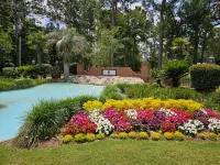 Discover Daphne's mystery cottage: Golf Course, Yacht Club, pool retreat!