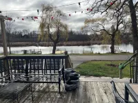 Charming 2-bedroom house with a pier and kayaks in Paddock Lake Hotels in Paddock Lake