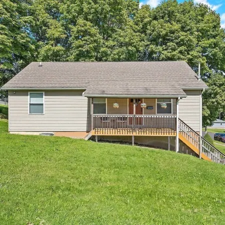 Open Concept /Spacious/ Private /Modern /Hardwoods