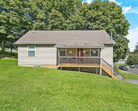 Open Concept /Spacious/ Private /Modern /Hardwoods Hoteles en Oswego